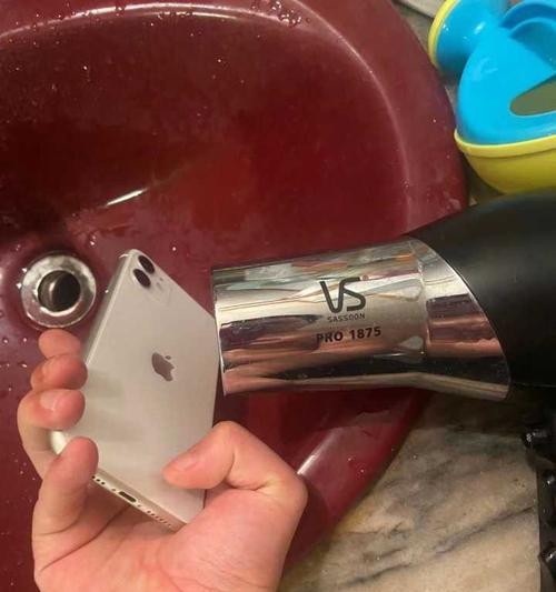手机掉水里怎么处理？教你有效拯救水中一体机（手机掉水了怎么办？快来看看这些救援措施！）-第3张图片-星耀数码